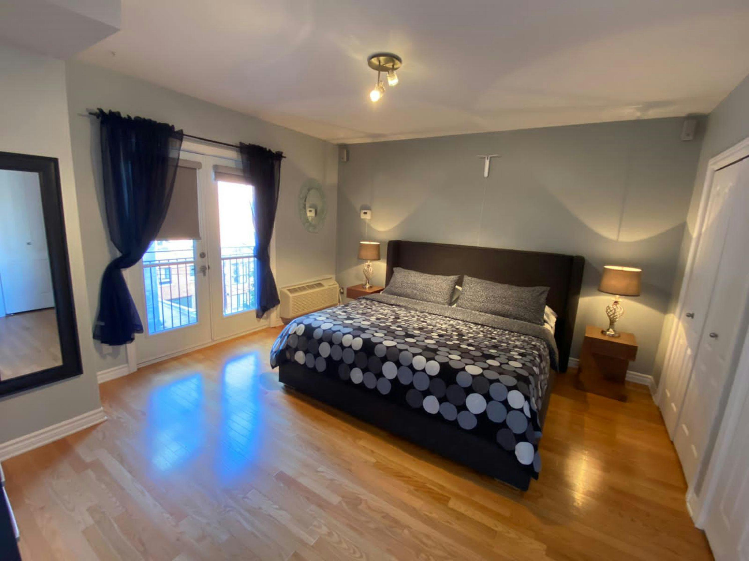 Corporate Suite 301 ApartHotelMontreal AppartHôtelMontréal CITQ 222512 2115 Rue Saint Urbain H2X 2N1 #aparthotelmontreal