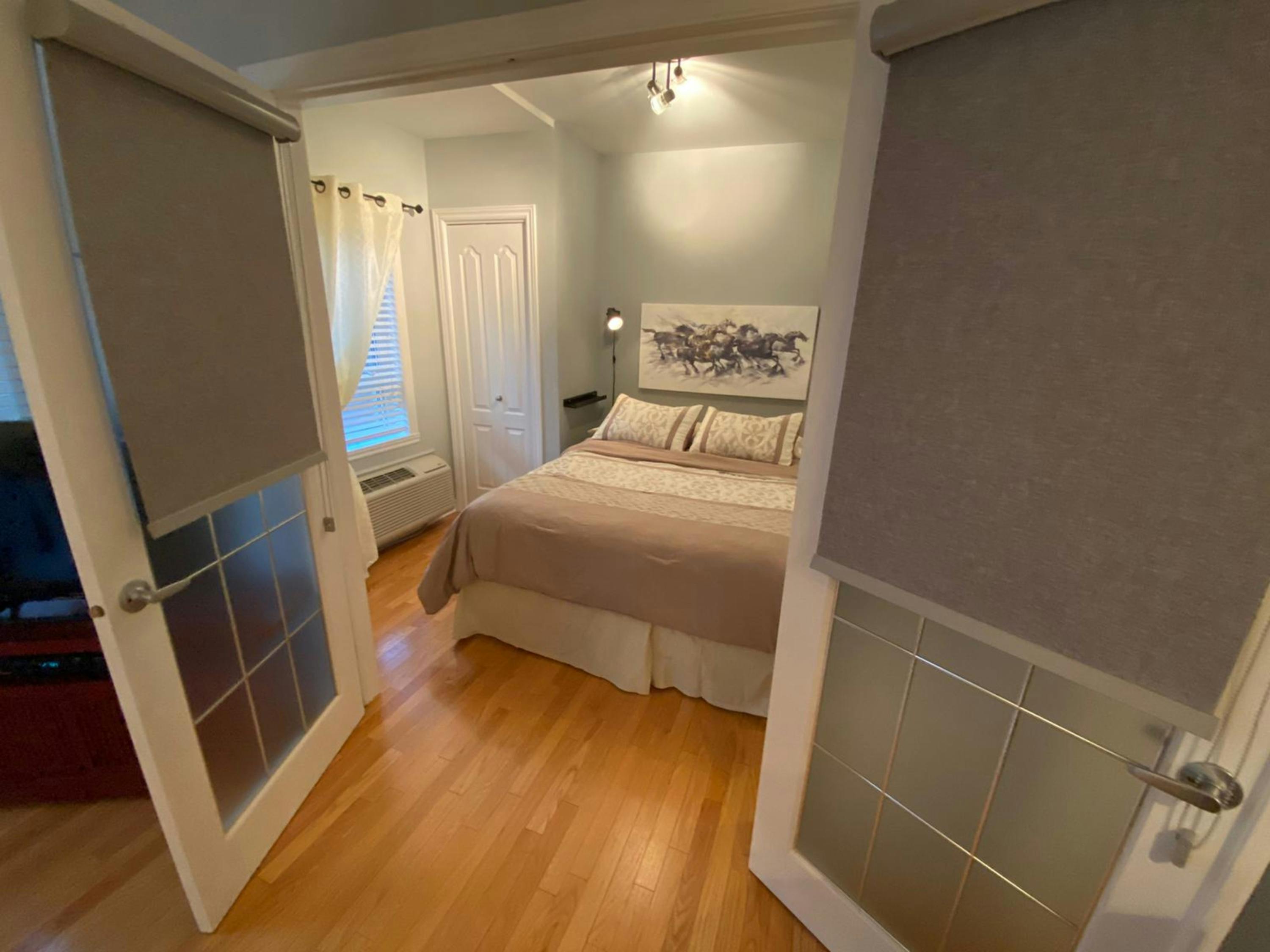 Petit Suite 205 ApartHotelMontreal AppartHôtelMontréal CITQ 222512 2115 Rue Saint Urbain H2X 2N1 #aparthotelmontreal