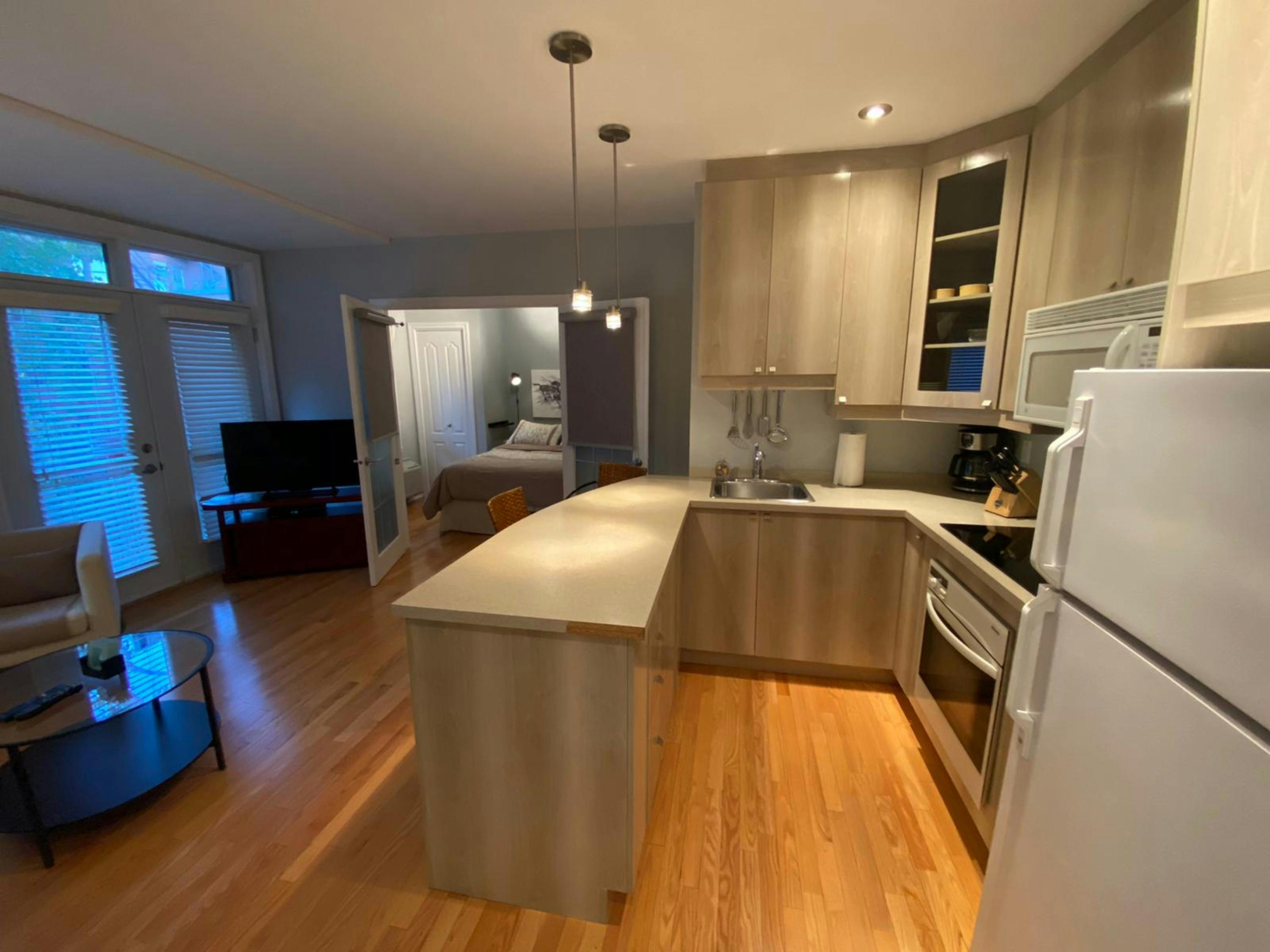 Petit Suite 205 ApartHotelMontreal AppartHôtelMontréal CITQ 222512 2115 Rue Saint Urbain H2X 2N1 #aparthotelmontreal