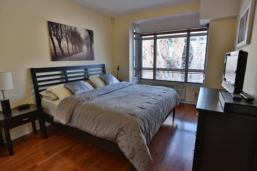 Sunset Suite 403 ApartHotelMontreal AppartHôtelMontréal CITQ 222512 2115 Rue Saint Urbain H2X 2N1 #aparthotelmontreal