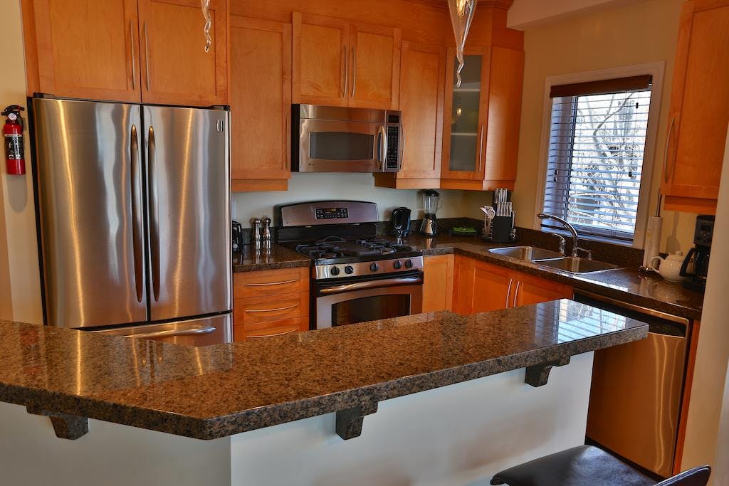 Sunset Suite 403 ApartHotelMontreal AppartHôtelMontréal CITQ 222512 2115 Rue Saint Urbain H2X 2N1 #aparthotelmontreal