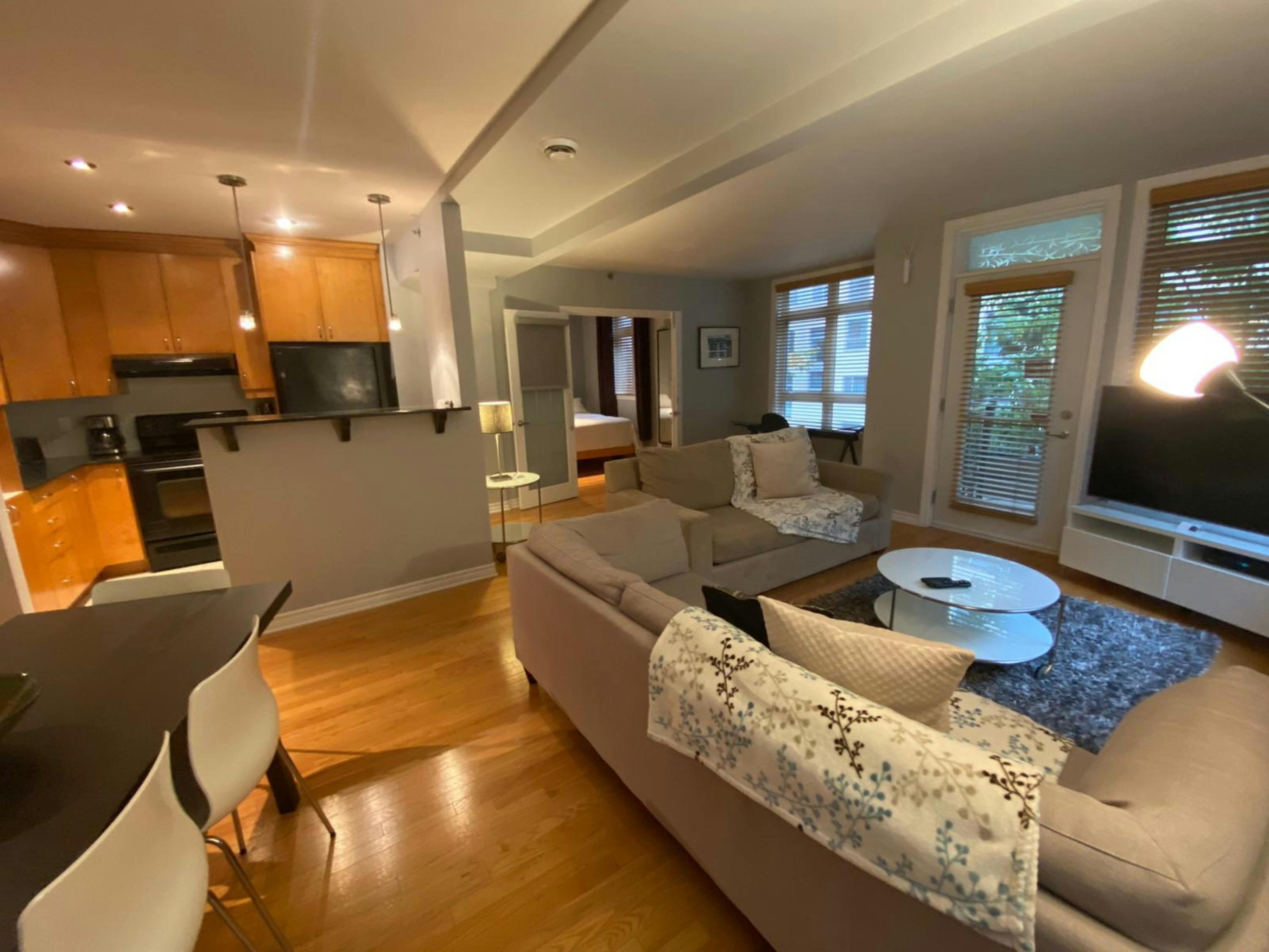 Professional Suite 202 ApartHotelMontreal AppartHôtelMontréal CITQ 222512 2115 Rue Saint Urbain H2X 2N1 #aparthotelmontreal