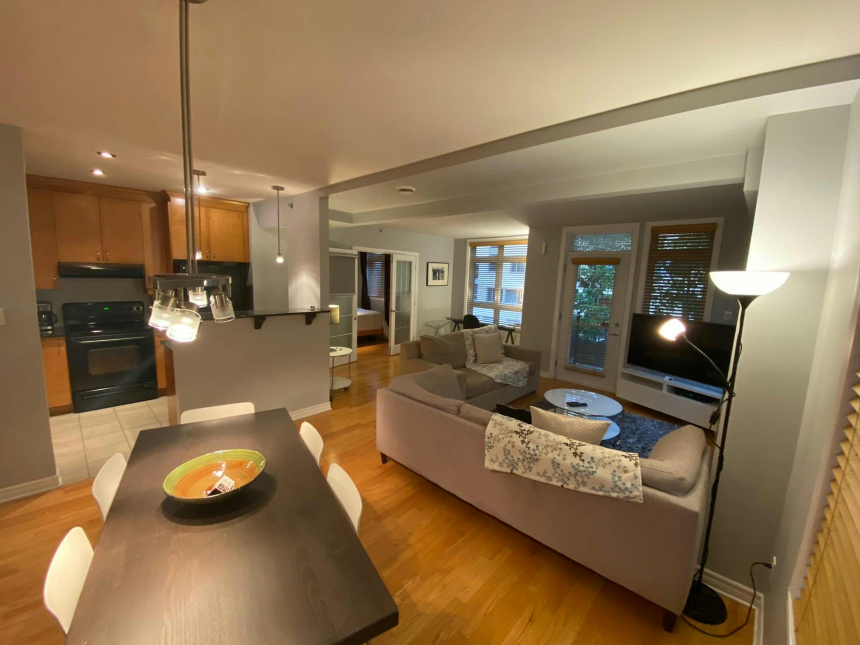 Professional Suite 202 ApartHotelMontreal AppartHôtelMontréal CITQ 222512 2115 Rue Saint Urbain H2X 2N1 #aparthotelmontreal