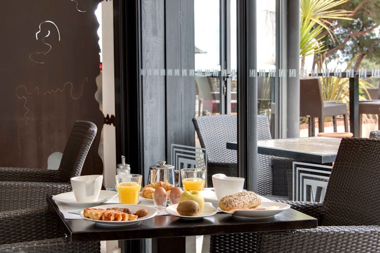Table de petit déjeuner à l'hôtel les mouettes situé entre Argelès et Collioure