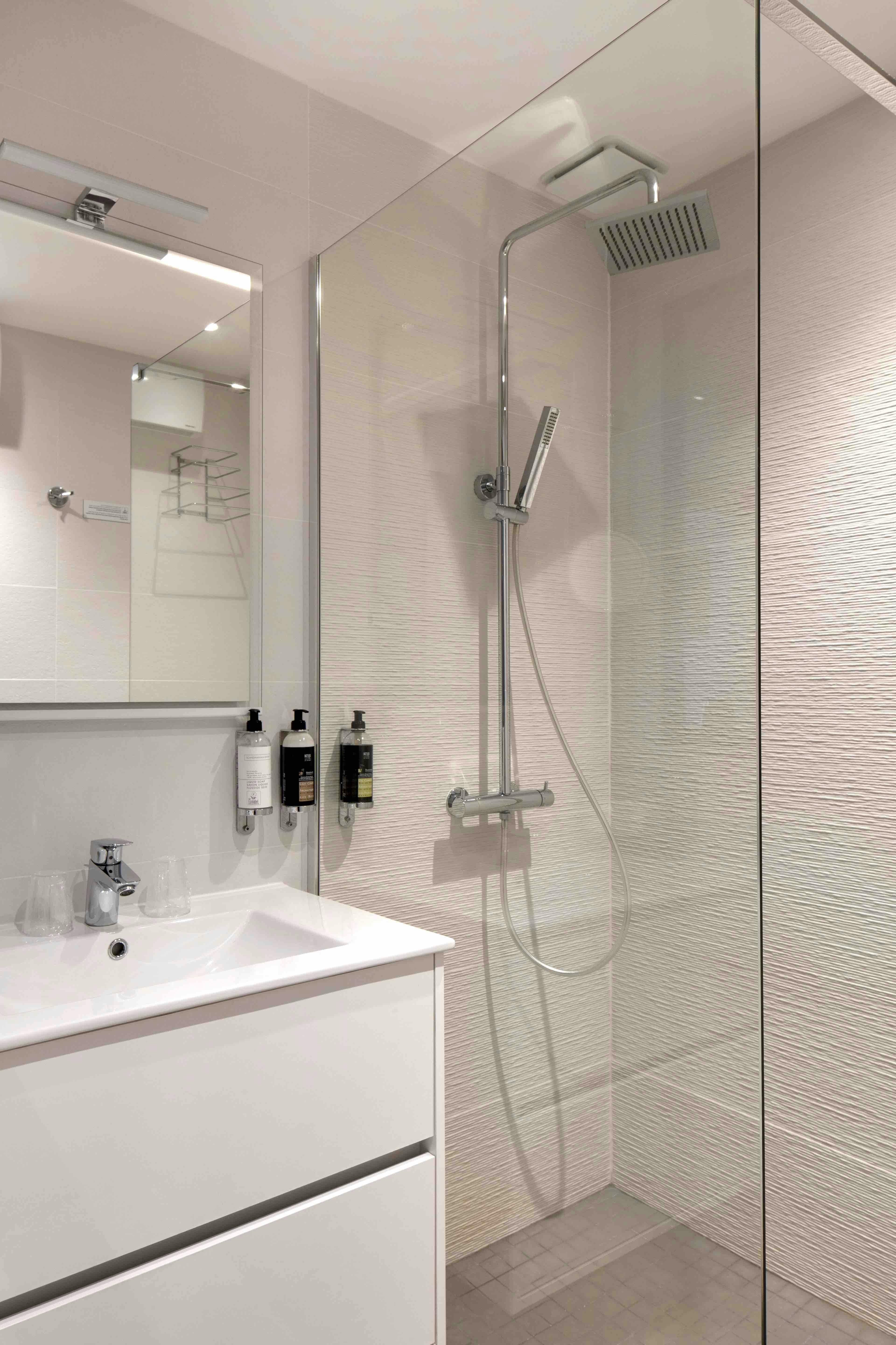 Salle de bains n°1 de la suite