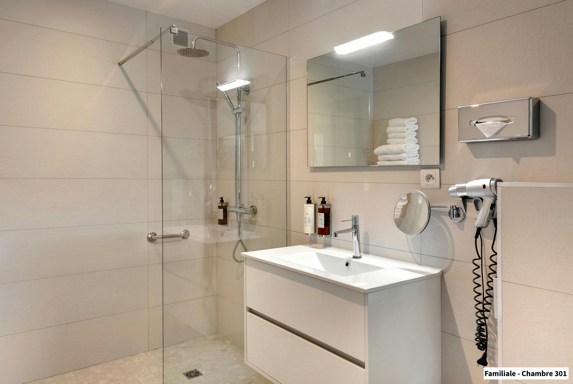 Salle de bains de la Chambre Familiale 301 à l'Hôtel Spa Les Mouettes