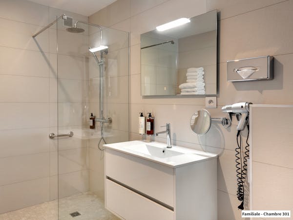 Salle de bains de la Chambre Familiale 301 à l'Hôtel Spa Les Mouettes