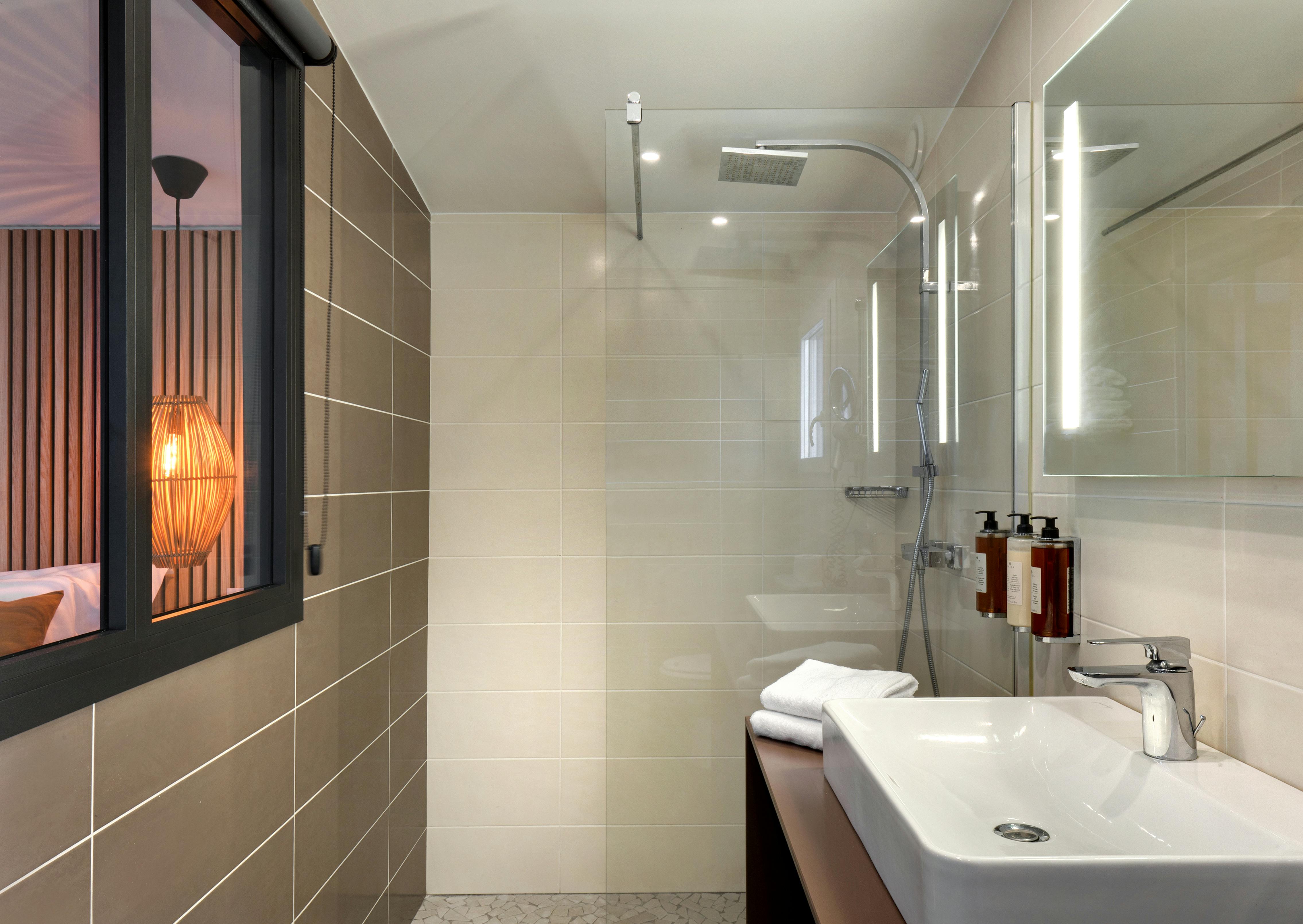 Salle de bains studio côté mer