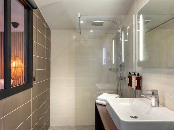 Salle de bains studio côté mer
