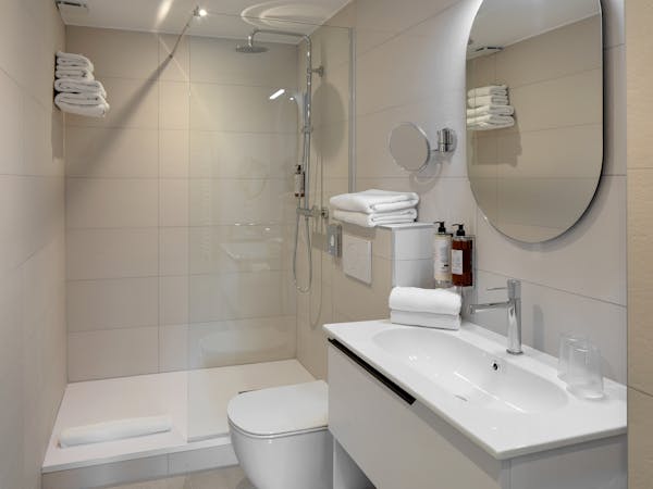 Salle de bains studio côté piscine