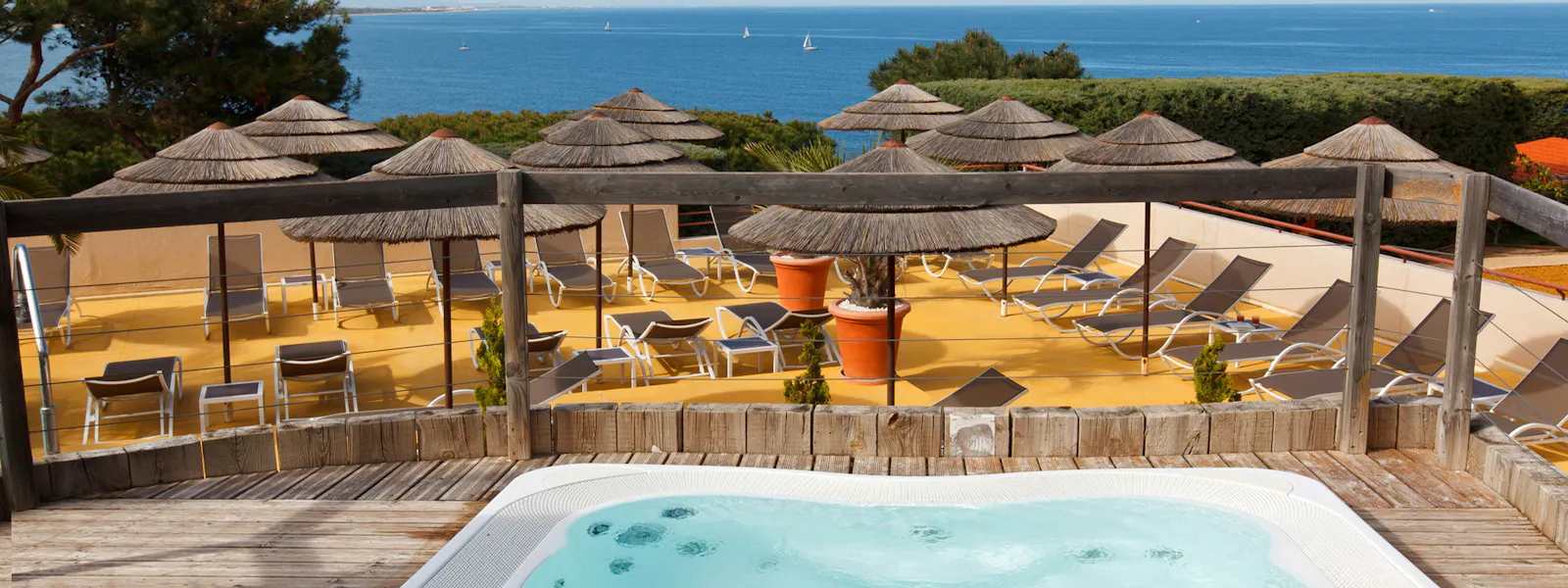 Jacuzzi extérieur en libre accès de l'hôtel Les Mouettes à Argelès-sur-Mer