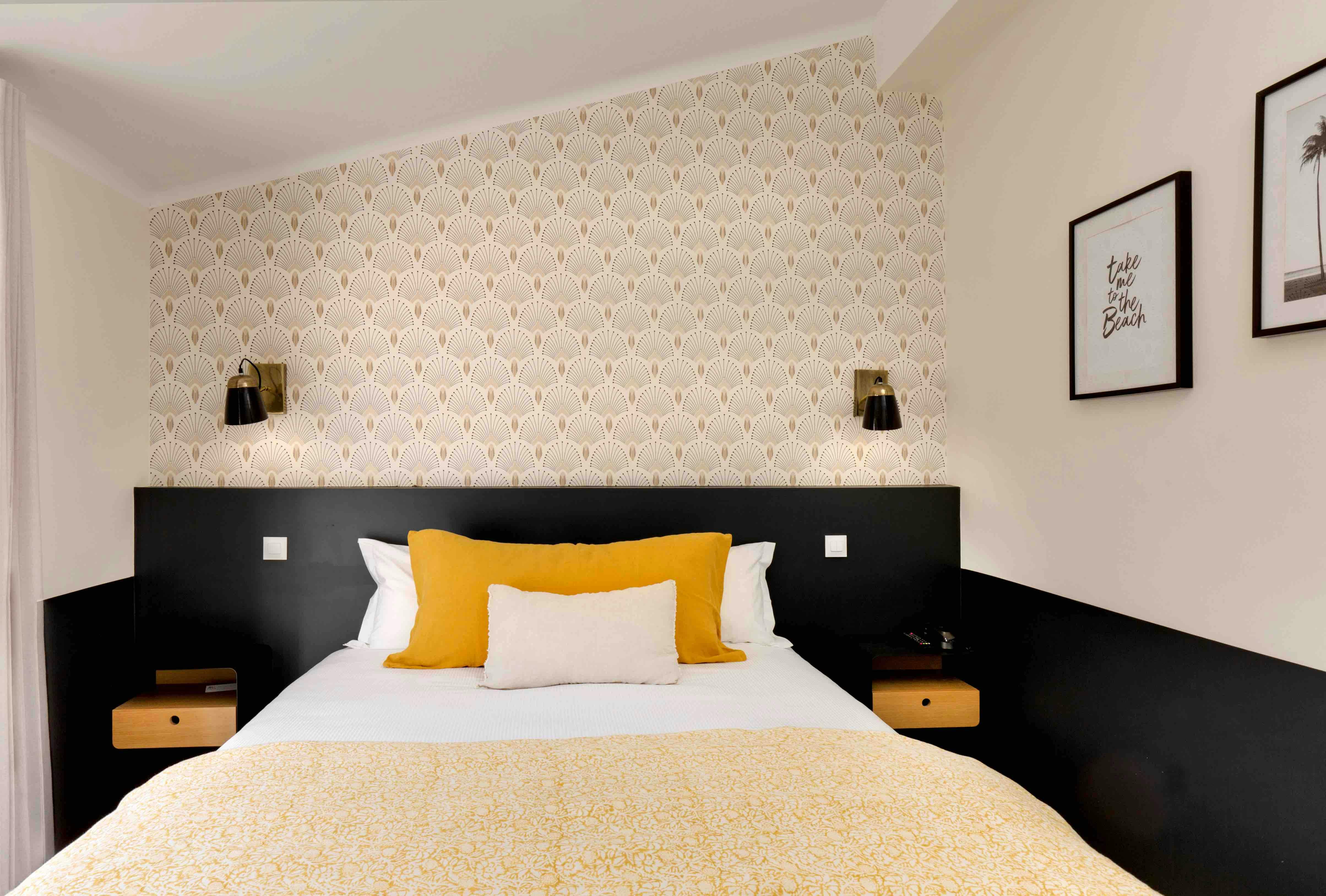 Vue de face de la chambre double vue jardin de l'hôtel les mouettes