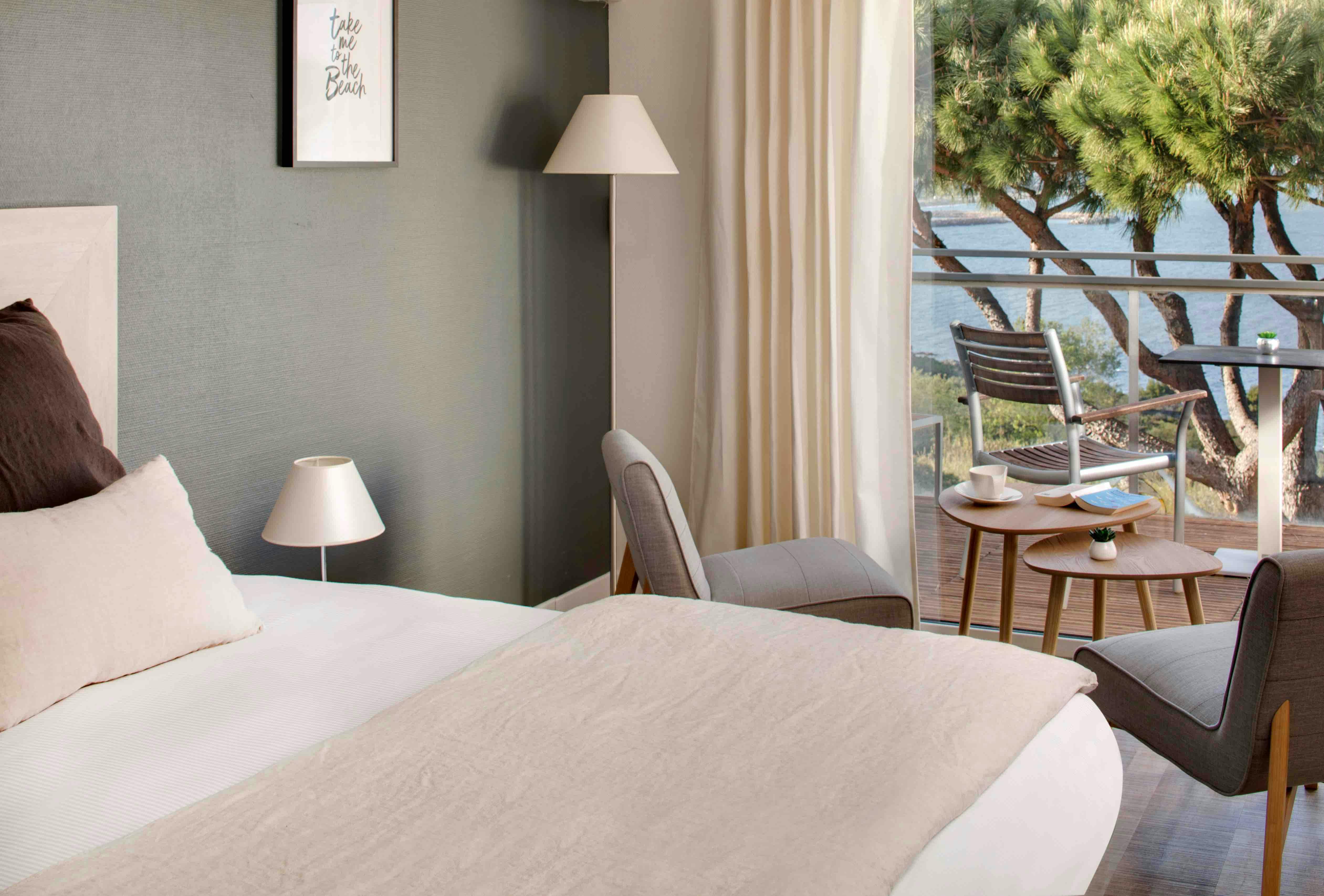 Plan serré de la chambre double supérieure vue mer à l'hôtel les mouettes