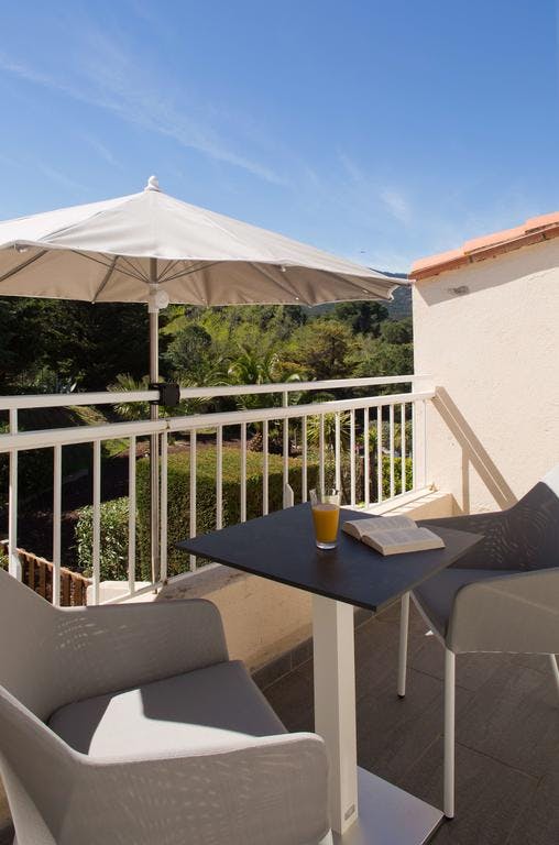 Terrasse d'une double vue jardin de l'hôtel et Spa Les Mouettes à Argelès-sur-Mer
