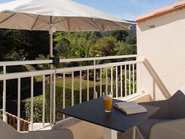 Terrasse d'une double vue jardin de l'hôtel et Spa Les Mouettes à Argelès-sur-Mer