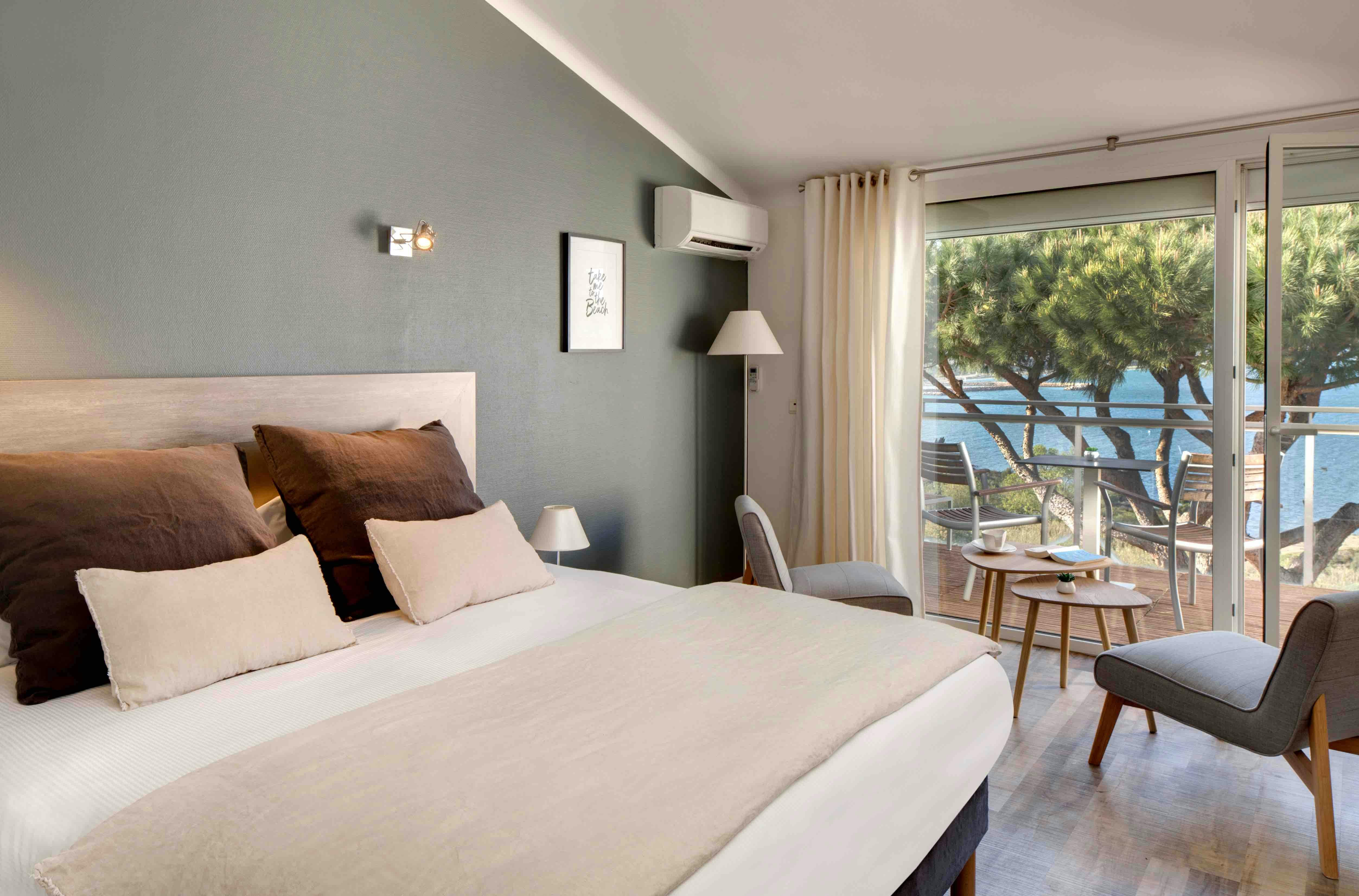 Vue globale de la chambre double supérieure vue mer