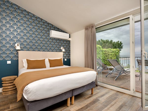 Vue d'ensemble de la chambre double vue mer de l'hôtel et spa les mouettes