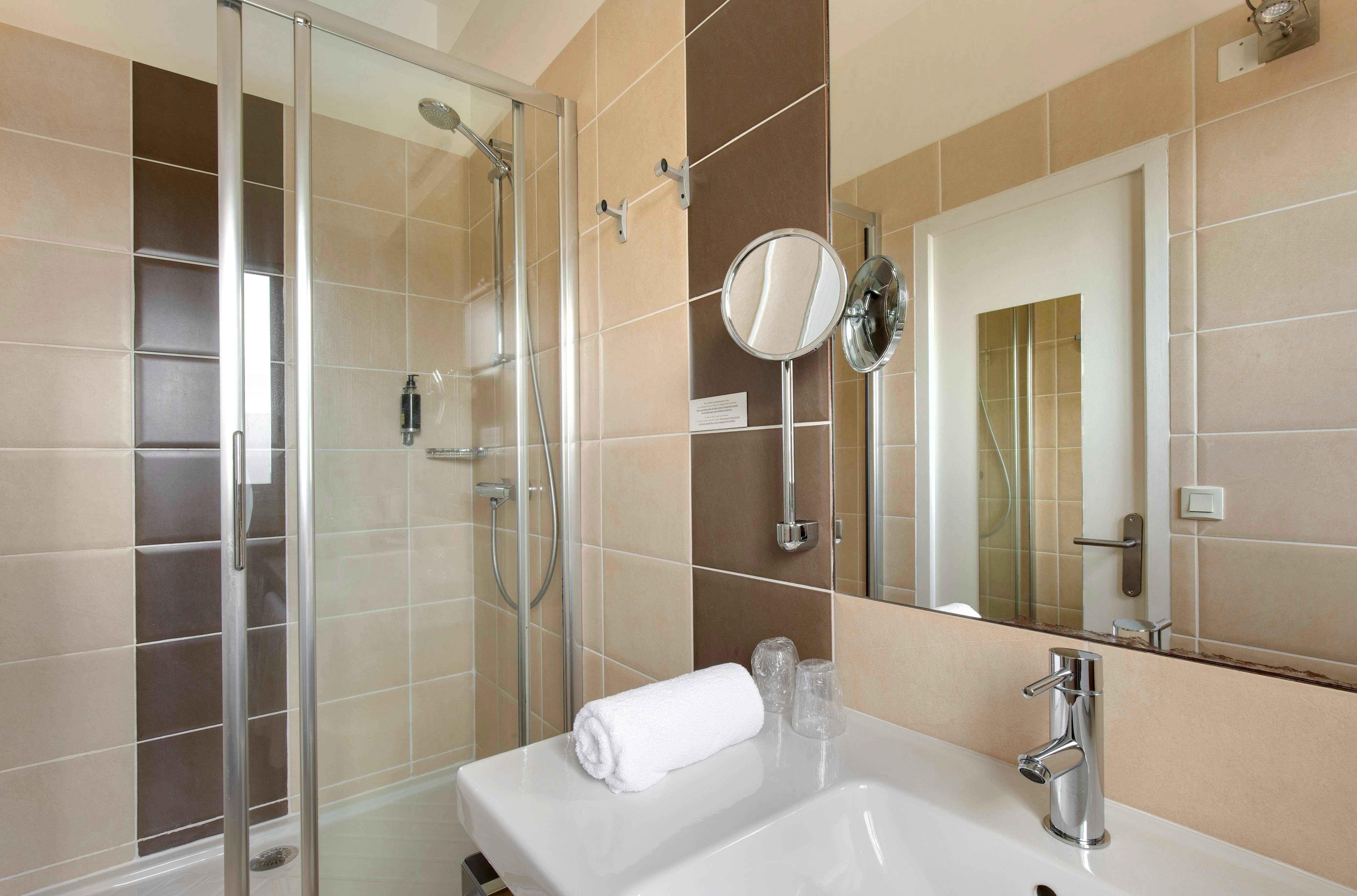 salle de bain de la double vue piscine de l'hôtel les mouettes situé entre Argelès et Collioure
