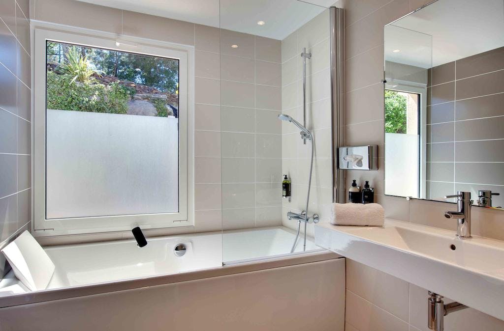 Salle de bains de la Junior Suite vue jardin de l'hôtel et Spa Les Mouettes à Argelès-sur-Mer