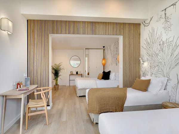 Vue d'ensemble de la Chambre Familiale 302 de l'Hôtel Spa Les Mouettes