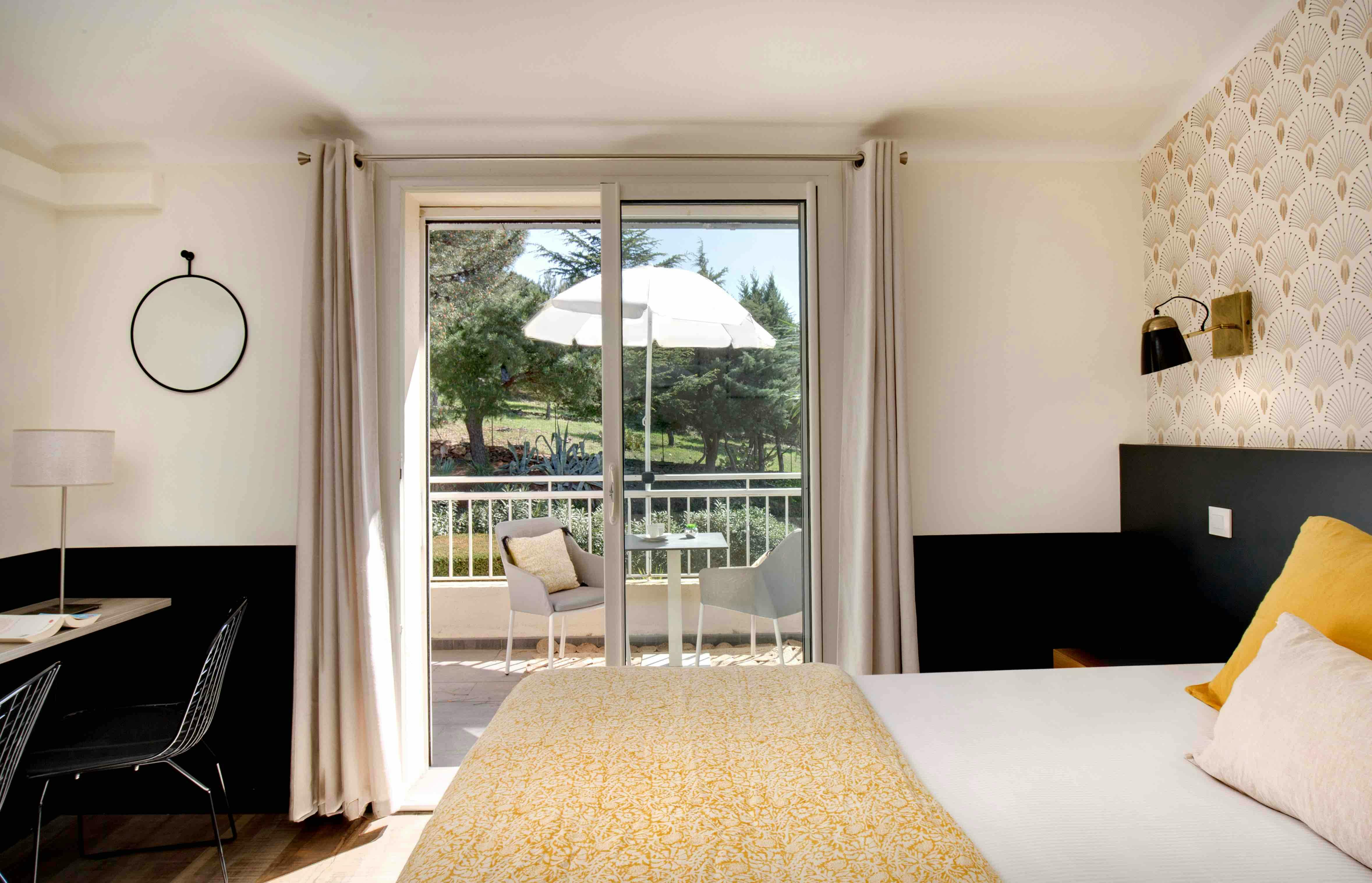 Vue de la terrasse de la chambre double vue jardin de l'hôtel les mouettes