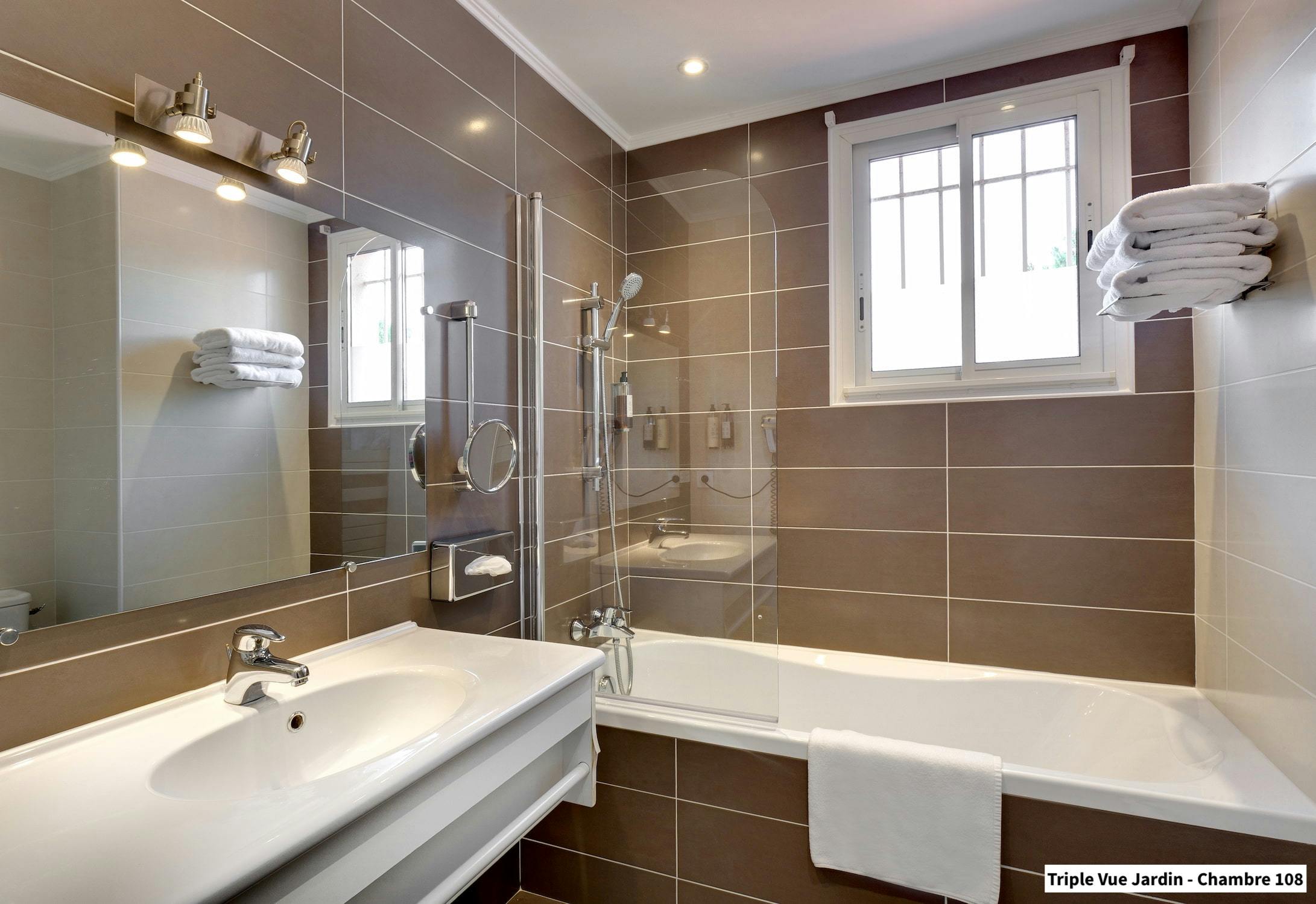 Salle de bains de la Chambre Triple Vue Jardin N°108 de l'Hôtel Spa Les Mouettes