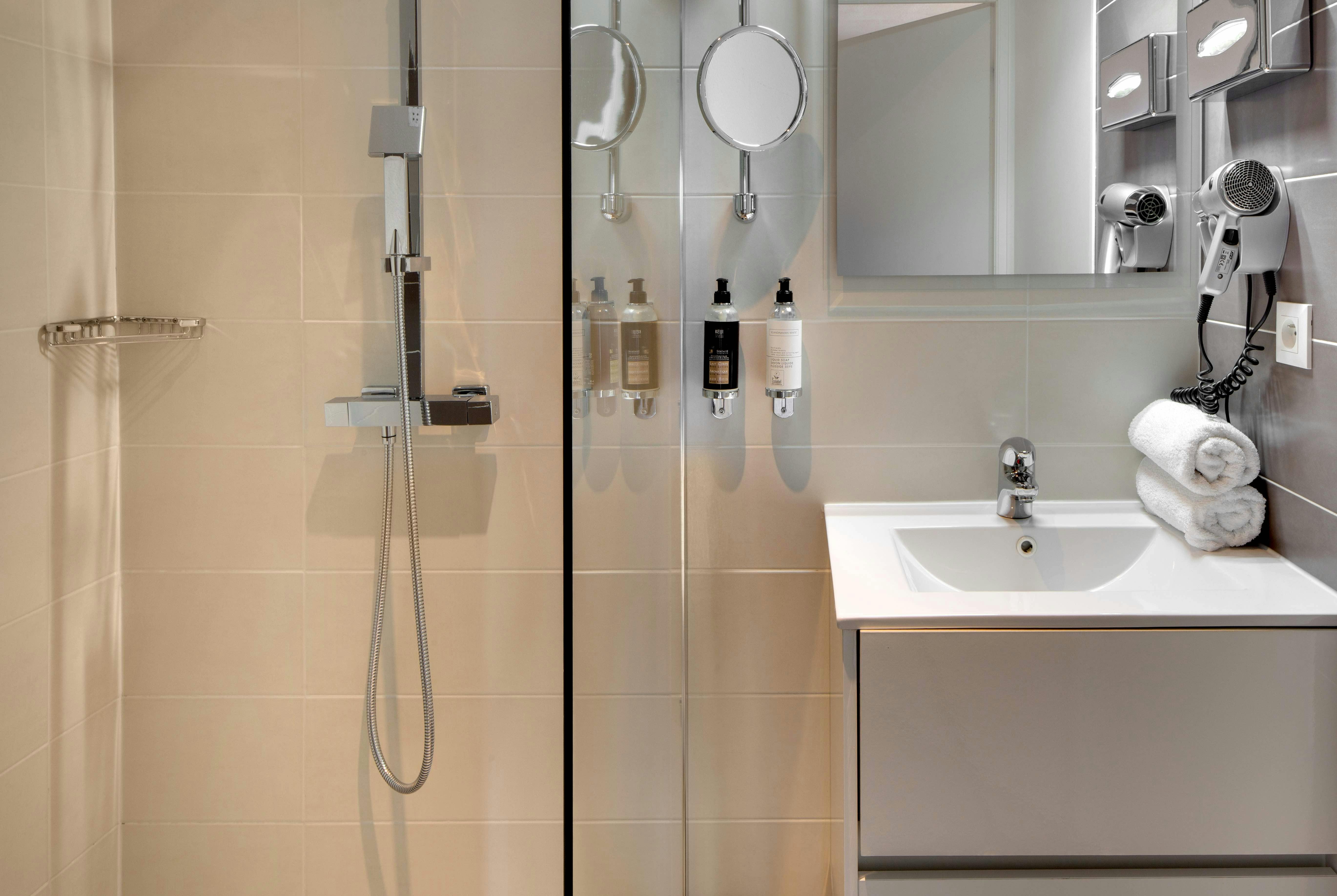 Salle de bains de la double vue jardin de l'hôtel les mouettes situé entre Argelès et Collioure