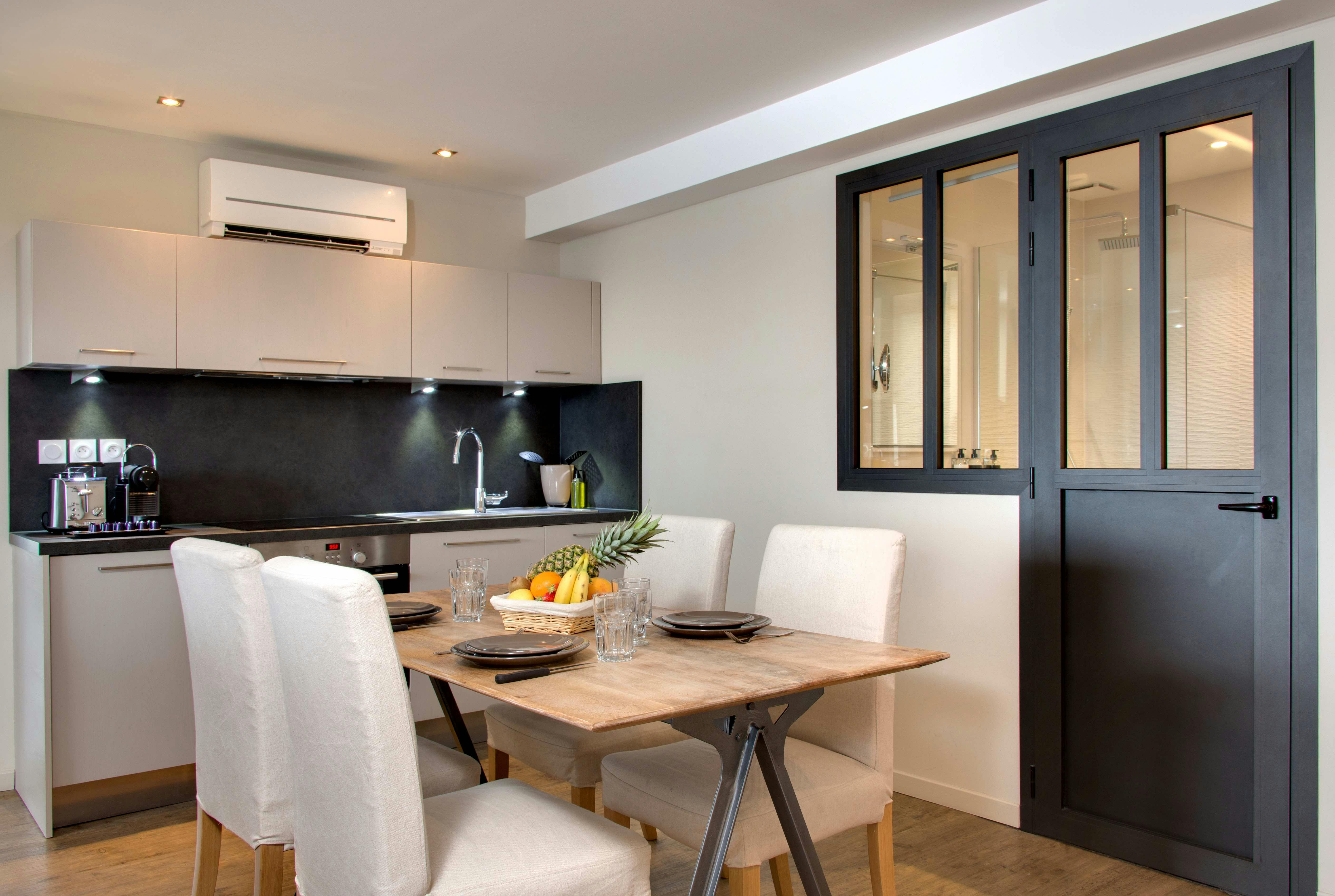 Table à manger et cuisine de la Suite de l'hôtel les mouettes situé entre Argelès et Collioure