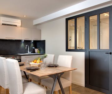 Table à manger et cuisine de la Suite de l'hôtel les mouettes situé entre Argelès et Collioure