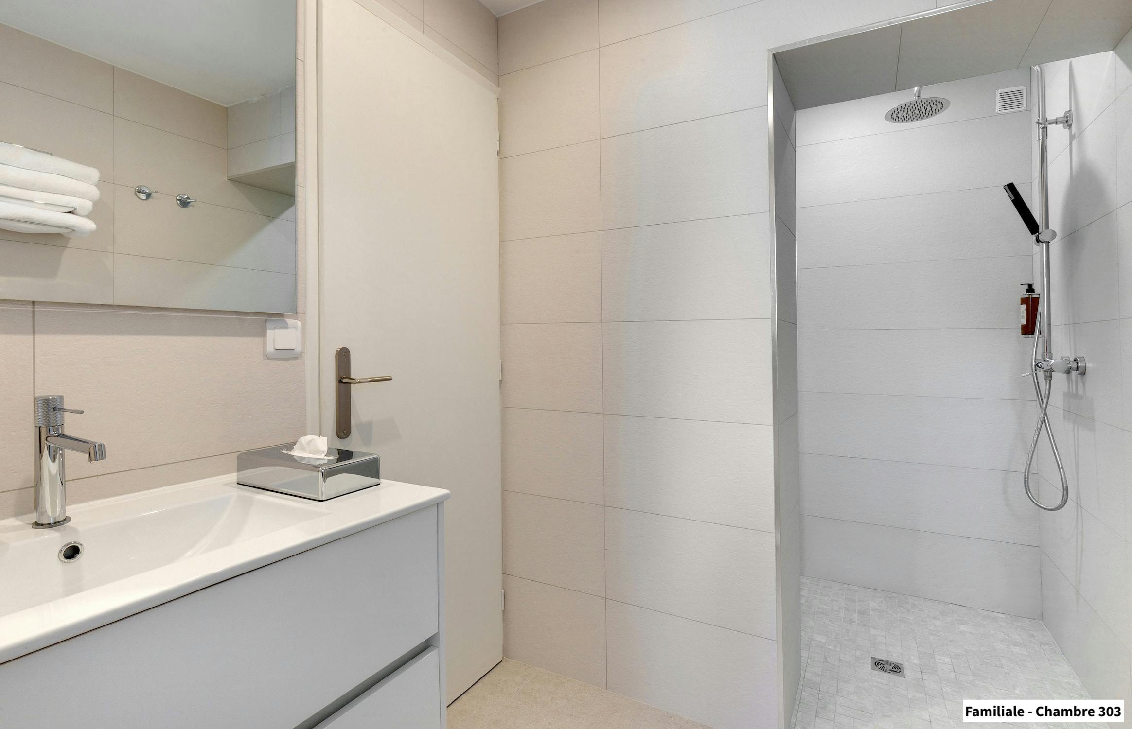 Salle de bains de la Chambre Familiale 303 à l'Hôtel Spa Les Mouettes