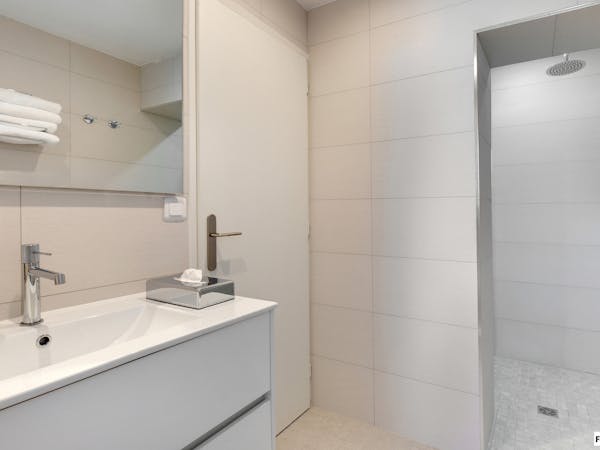 Salle de bains de la Chambre Familiale 303 à l'Hôtel Spa Les Mouettes