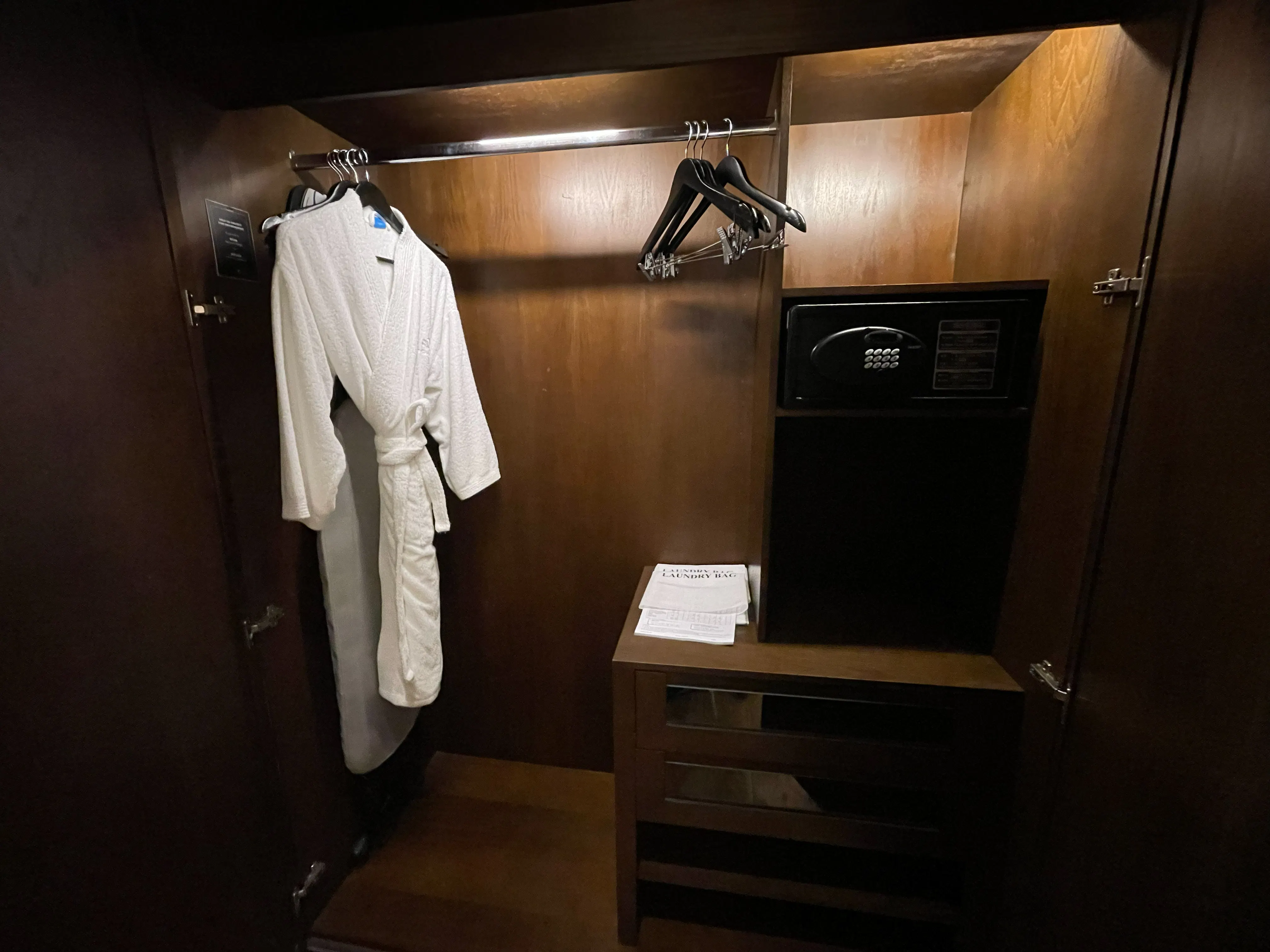 Deluxe 2 Queen beds Safety box