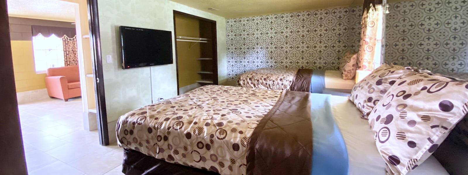 Double, Double King, Savannah, Savannah Inn and Suites, Flat Screen, Kitchenette, microwave, suites, garden, garden city,