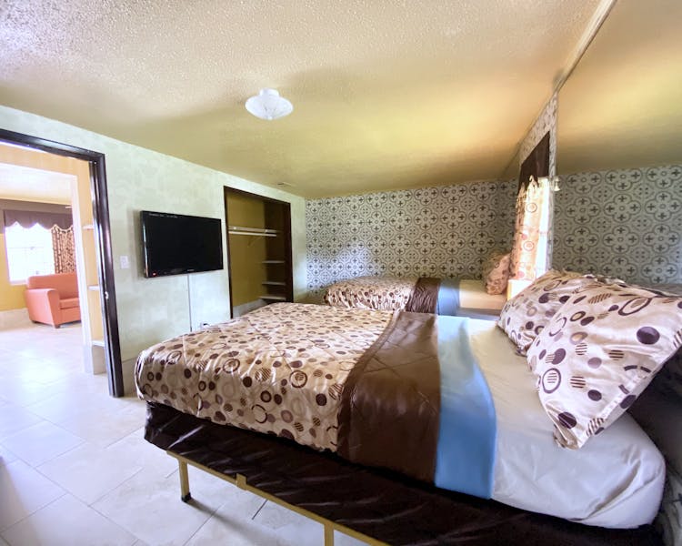 Double, Double King, Savannah, Savannah Inn and Suites, Flat Screen, Kitchenette, microwave, suites, garden, garden city,