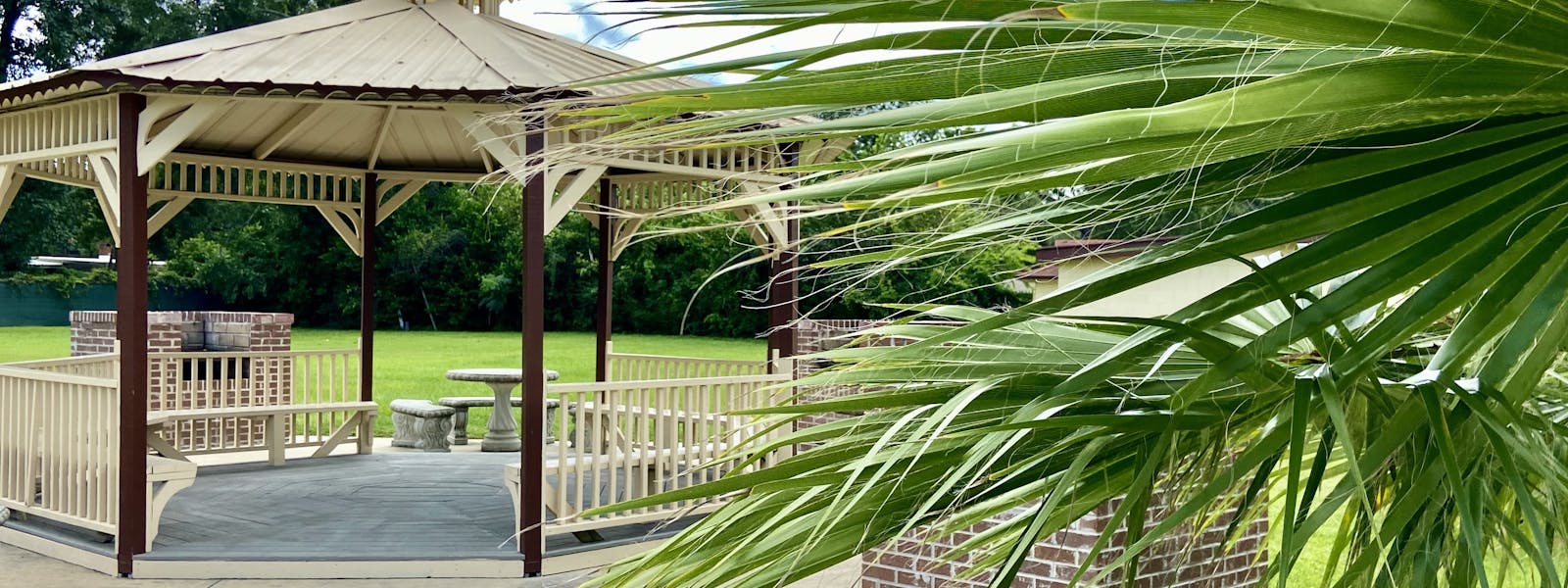 Savannah, Inn, Suites, front of property, rooms, king room, queen room, kitchenette, gazebo, barbecue