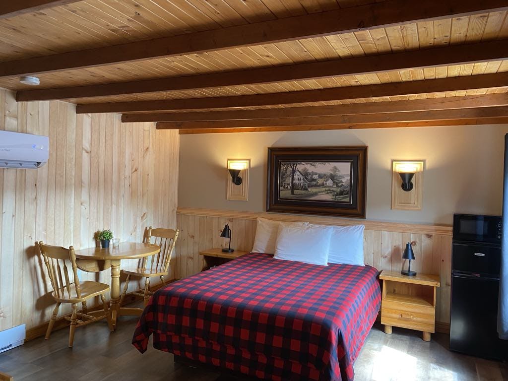 Chalet T Lit Queen Table