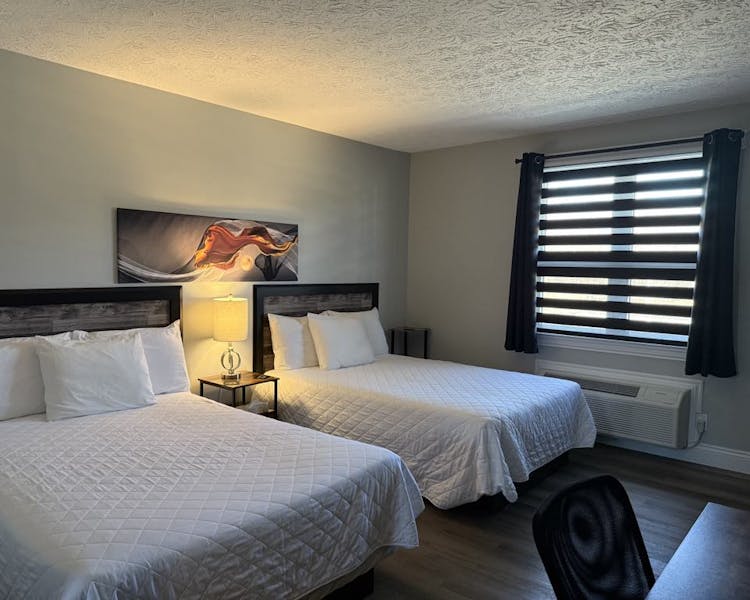 Room #5 with 2 double beds