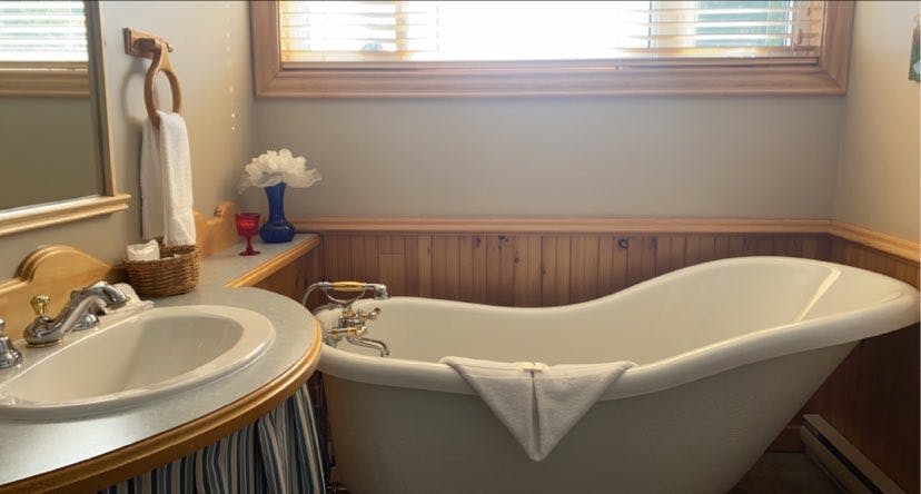 Room Deluxe Pine Bathroom on 2nd floor