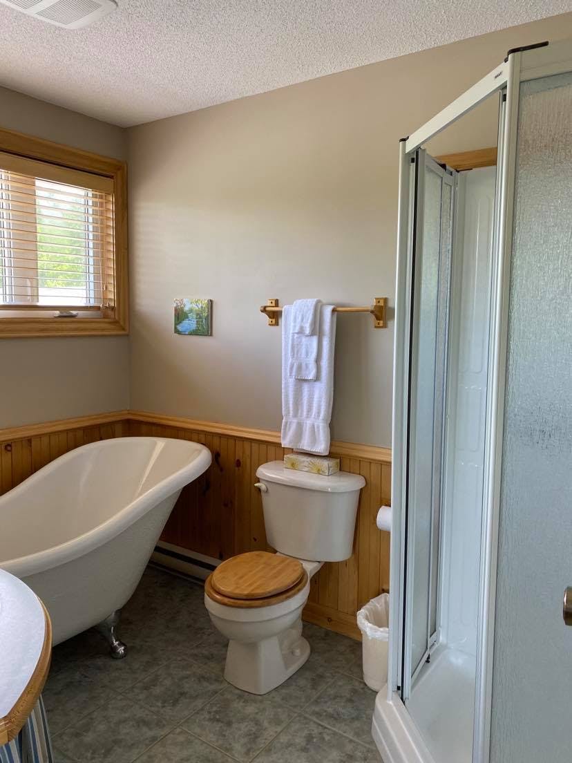 Room Deluxe Pine Queen 2nd floor Bathroom