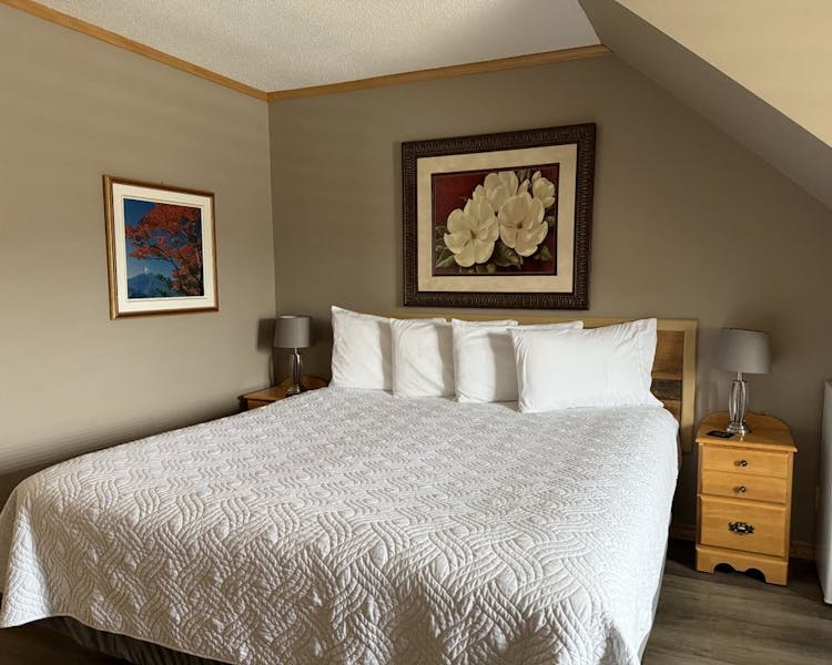 Thematic Maple King Room