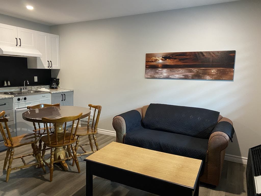 Suite #28 Cuisinette/Sofa