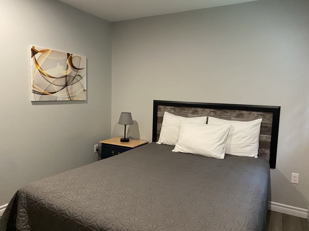 Suite #28 Chambre #1 Lit queen