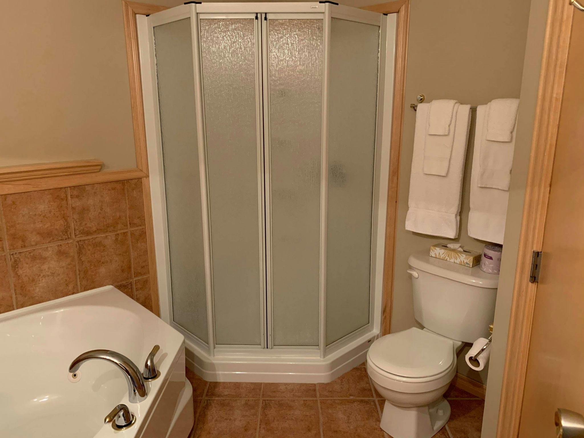 Douche, bain tourbillon de la chambre Érable. situé au 2e étage.