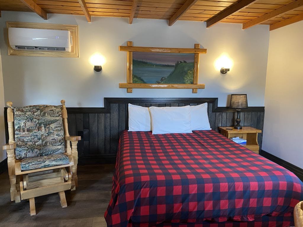 Chalet S Lit Queen Chaise berçante Thermopompe