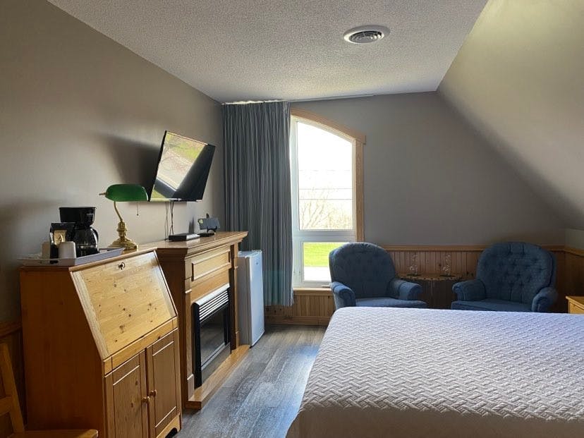 Chambre Pin Foyer Télé Bureau Réfrigérateur Grande fenêtre