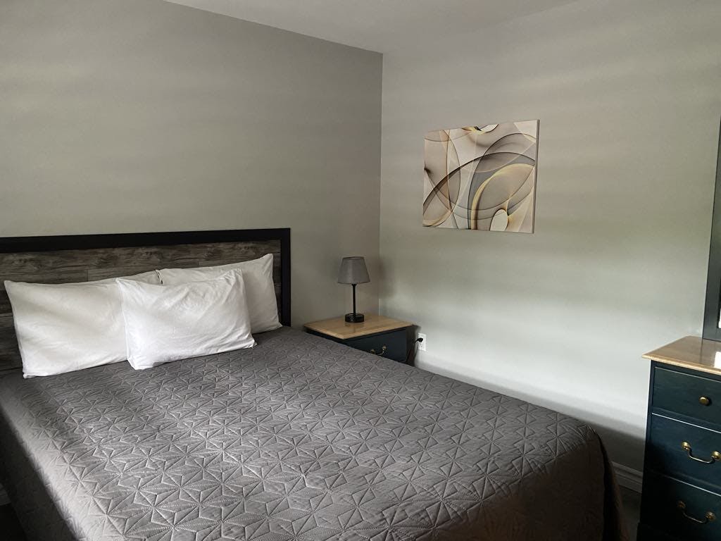 Suite #28 Chambre #2 Lit Queen