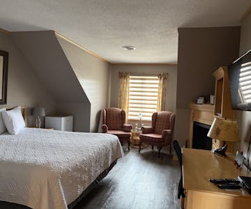 Room Deluxe Maple King