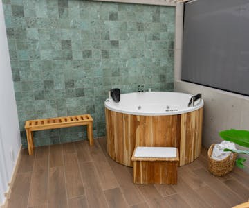 Jacuzzi master suite