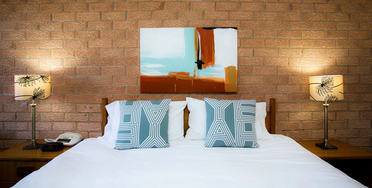 Aalana Motor Inn king room