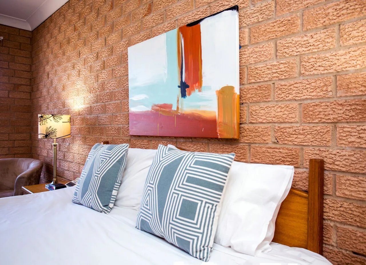 Aalana Motor Inn king room